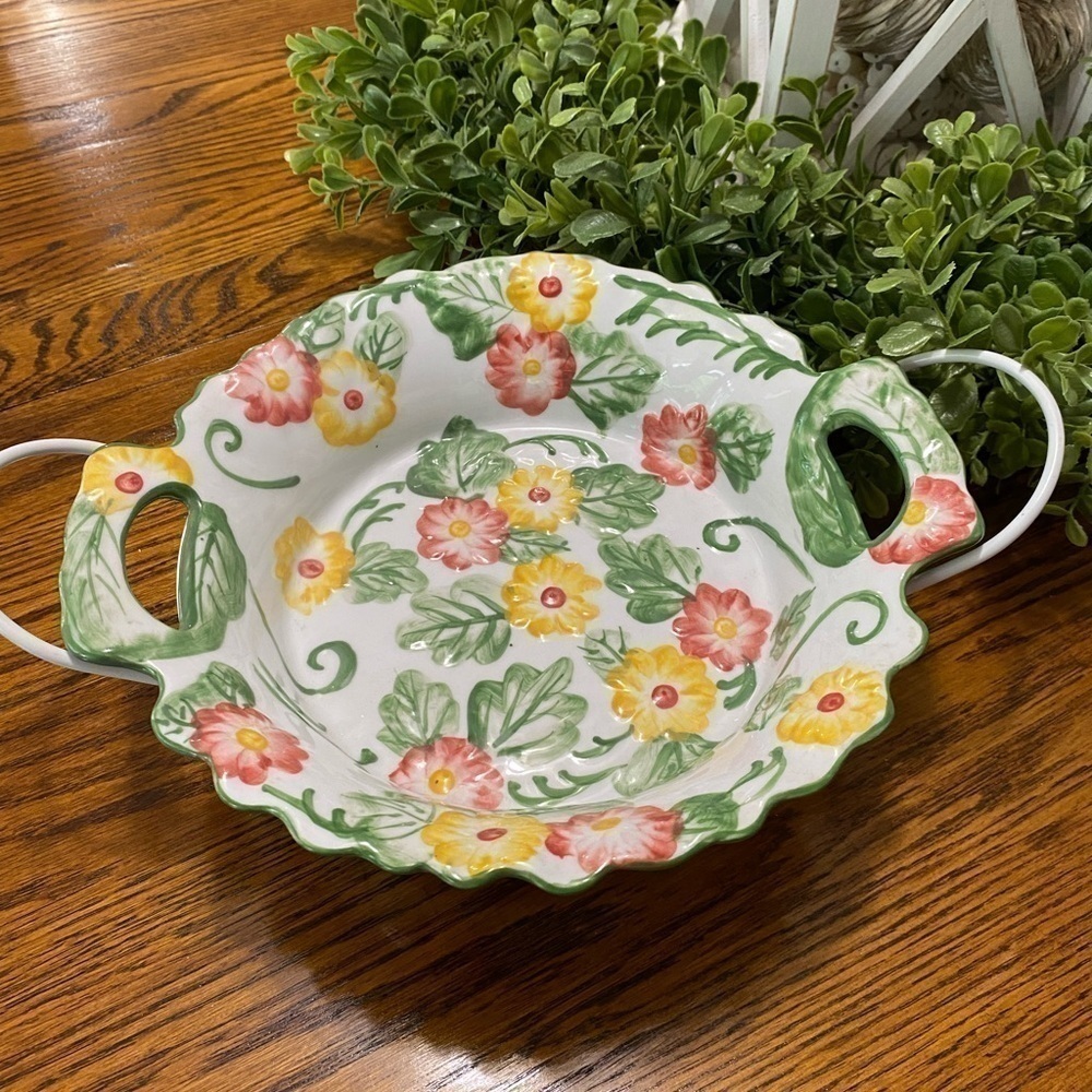 TEMPTATIONS BY TARA PRETTY RAISED FLORAL SM. BAKING DISH W/ WIRE & RATTAN HOLDER